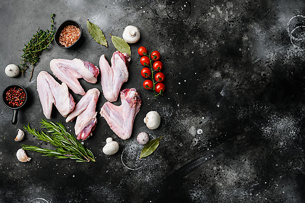 포토 JPG 해외이미지 그릇 방울토마토 검은배경 실내 마늘 사람없음 하이앵글 닭고기 버섯 신선 날것 소금 후추 로즈메리 닭날개 백리향 월계수 카피스페이스 해외포토 식기 뷰포인트 백그라운드 토마토 채소 육류 내부 검은색 공백 허브 향신료 파일형식 이미지허브
