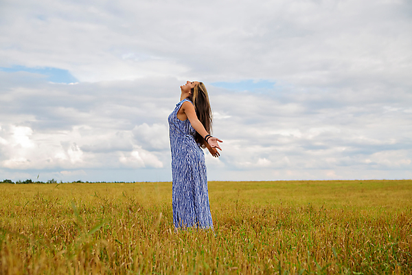 포토 JPG 해외이미지 라이프스타일 드레스 계절 여자 꽃 행복 밭 모션 자연 휴가 휴식 건강 한명 사람 성인 야외 초록색 햇빛 태양 뷰티 걷기 맑음 일몰 봄 기쁨 자유 시골 내추럴 무료 해외포토 자연요소 식물 1 옷 감정 컬러 컨셉 농업 날씨 생활 노을 생태계 파일형식 이미지허브