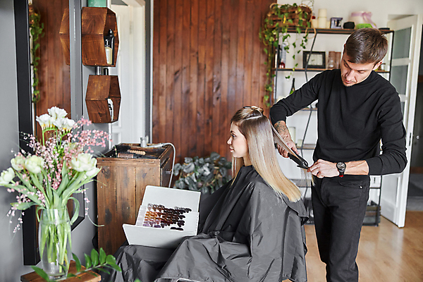 포토 JPG 해외이미지 백인 여자 남자 실내 앉기 상반신 성인 두명 옆모습 잡기 미용실 미용사 머리손질 성인만 해외포토 서양인 직업 뷰포인트 모션 사람 내부 뷰티 뷰티샵 파일형식 이미지허브