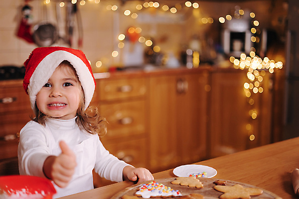 포토 JPG 해외이미지 모양 전통 계절 여자 딸 별 음식 백그라운드 크리스마스 겨울 탁자 휴가 디저트 주택 요리 한명 목재 산타클로스 갈색 금속 주방 축제 우유 눈송이 달콤 향신료 준비 서식 날것 반죽 만들기 밀가루 밀대 생강 커터 페스츄리 핸드메이드 해외포토 자연요소 나무 1 기념일 빵 컬러 가구 채소 재료 가족 모션 재질 주방용품 유제품 눈_날씨 사람 건물 맛 가루 향미료 파일형식 이미지허브