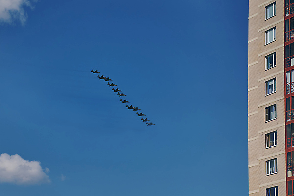 포토 JPG 해외이미지 무기 날개 하늘 휴가 비행기 이벤트 사람없음 건물 파란색 축제 힘 공백 공연 도시 그룹 공군 항공 속도 군용 전쟁 러시아 제트기 육군 보여주기 우주산업 애국심 에어쇼 곡예비행 대패 러시아인 스모그 폭격기 필승 카피스페이스 해외포토 서양인 건축물 유럽 산업 컬러 항공교통 모션 대중교통 군대 우주 비행 우승 쇼 파일형식 이미지허브