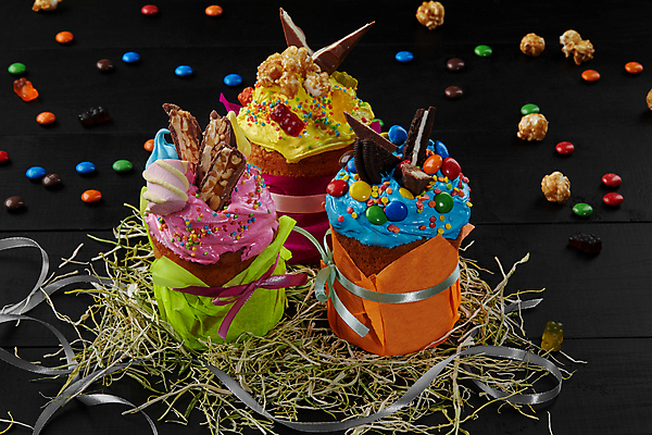 포토 JPG 해외이미지 리본 부활절 사탕 사람없음 하이앵글 케이크 초콜릿 달콤 건초 팝콘 젤리 마시멜로우 나무탁자 휘핑크림 스프링클 해외포토 기념일 뷰포인트 탁자 디저트 장식 맛 크림 휘핑 파일형식 이미지허브