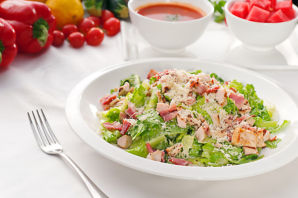 포토 JPG 해외이미지 접시 음식 빵 백그라운드 포크 잎 다이어트 토마토 채소 재료 탁자 치즈 건강 마늘 육류 요리 사람없음 빨간색 초록색 주방 식사 저녁식사 치킨 샐러드 흰색 신선 조미료 사발 칼 상추 유기농 서빙 레시피 점심식사 시저샐러드 로메인상추 맛있는 해외포토 식물 식기 웰빙 컬러 가구 식재료 유제품 사기그릇 닭고기요리 향미료 파일형식 이미지허브