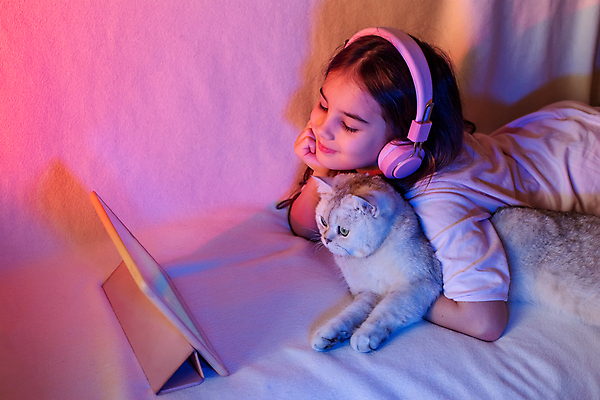 포토 JPG 해외이미지 한마리 여자 여유 어린이 엎드리기 휴식 실내 한명 상반신 옆모습 반려동물 태블릿 헤드셋 고양이 턱괴기 감상 소녀한명만 반려묘 집콕 해외포토 동물 1 감정 뷰포인트 음향기기 컨셉 포유류 모션 사람 내부 전자제품 스마트기기 헤드폰 신조어 여자한명만 소녀만 파일형식 앳홈라이프 이미지허브