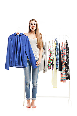 포토 JPG 해외이미지 스튜디오촬영 백인 1 응시 옷 행복 감정 백그라운드 셔츠 맨발 갈색머리 실내 표정 매달리기 종류 한명 서기 미소 사람 세로 파란색 쇼핑 상점 흰색 잡기 선택 옷걸이 해외포토 서양인 헤어스타일 시선 컬러 컨셉 상의 모션 발 내부 파일형식 이미지허브