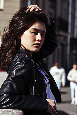 포토 JPG 해외이미지 학생 라이프스타일 응시 여자 행복 아시아 여행 백그라운드 가방 휴식 거리 한국 한명 사람 동양인 20대 성인 야외 쇼핑 뷰티 유행 여행객 걷기 일본 중국 도시 스마트 스타일 힙스터 해외포토 1 시선 잡화 패션 감정 나라 컨셉 모션 인종 청년 생활 파일형식 이미지허브