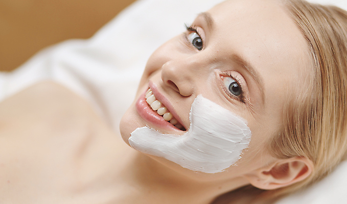 포토 JPG 해외이미지 응시 여자 실내 한명 근접촬영 상반신 성인 옆모습 아웃포커스 뷰티 피부관리 팩 성인여자한명만 해외포토 1 시선 뷰포인트 촬영기법 사람 내부 화장품 여자한명만 성인여자만 파일형식 이미지허브