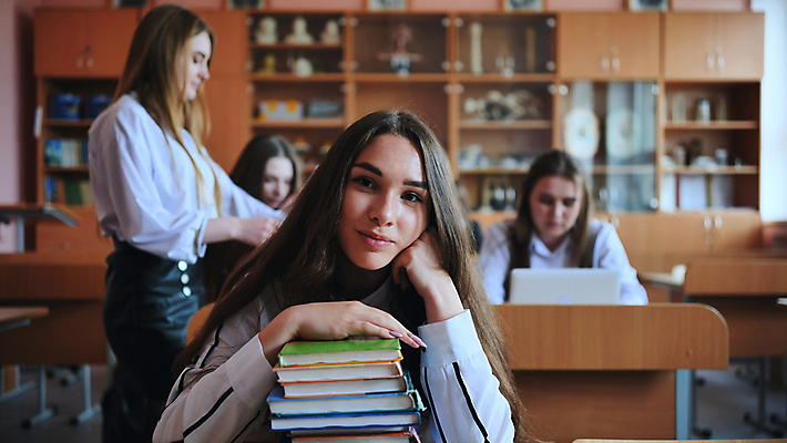 포토 JPG 해외이미지 백인 모델 1 학생 응시 옷 여학생 여자 교육 행복 얼굴 어린이 포즈 유니폼 배낭 학교 수업 미소 사람 여러명 성인 10대 책 학습 스터디 유행 잡기 교과서 스타일 해외포토 서양인 시선 감정 다수 가방 모션 청소년 교재 표정 신체부위 파일형식 이미지허브
