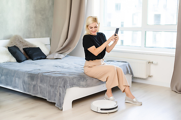 포토 JPG 해외이미지 전신 여자 창문 침구 실내 한명 들기 앉기 성인 옆모습 스마트폰 청결 침실 방 침대 커튼 청소 스마트 청소로봇 성인여자한명만 내려보기 해외포토 1 뷰포인트 가구 컨셉 모션 사람 내부 핸드폰 스마트기기 위생 로봇 여자한명만 성인여자만 파일형식 이미지허브