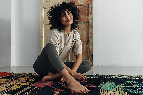 포토 JPG 해외이미지 주간 1 라이프스타일 헤어스타일 응시 옷 행복 스포츠 컨셉 생각 청소년 휴식 바닥 아파트 실내 건강 한명 미소 사람 앉기 내부 희망 고요 기쁨 방 떨어짐 편안함 명상 다인종 히스패닉 배려 혼자 카피스페이스 해외포토 자연요소 시선 감정 모션 주택 표정 인종 생활 공백 감각 파일형식 이미지허브