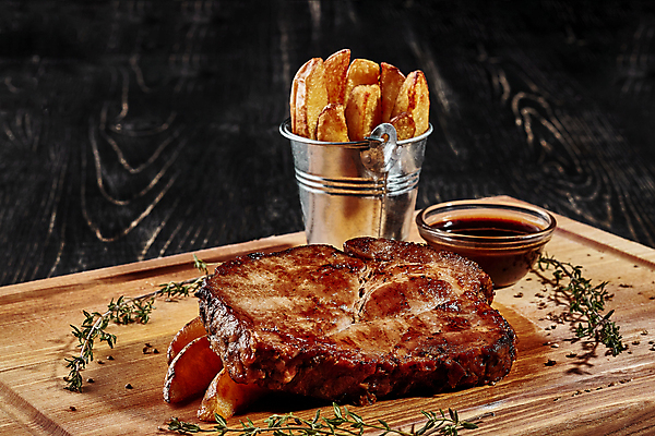 포토 JPG 해외이미지 돼지고기 스테이크 근접촬영 사람없음 감자튀김 나무판자 나무탁자 해외포토 뷰포인트 탁자 감자 서양음식 육류 목재 튀김 파일형식 이미지허브