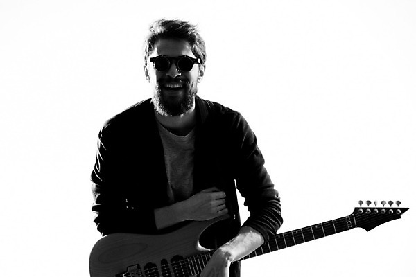 포토 JPG 해외이미지 남자 흑백 한명 상반신 성인 앞모습 선글라스 기타 매기 기타리스트 로큰롤 락스타 성인남자한명만 해외포토 1 안경 음악 뷰포인트 모션 현악기 촬영기법 사람 연주자 남자한명만 성인남자만 파일형식 이미지허브