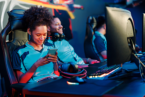 포토 JPG 해외이미지 여자 남자 의자 상반신 성인 취미 옆모습 세명 스마트폰 모니터 헤드셋 경쟁 게임 키보드 마우스 사이버 게이머 성인만 해외포토 뷰포인트 음향기기 가구 컨셉 놀이 사람 핸드폰 스마트기기 컴퓨터 컴퓨터용품 헤드폰 파일형식 이미지허브