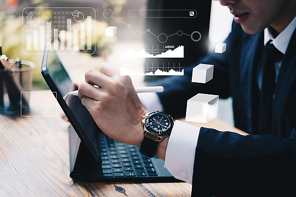 포토 JPG 해외이미지 남자 비즈니스 그래프 한명 들기 상반신 성인 옆모습 태블릿 사무실 디지털 업무 분석 성인남자한명만 태블릿펜 해외포토 1 뷰포인트 컨셉 모션 사람 전자제품 스마트기기 펜 작업 남자한명만 성인남자만 파일형식 이미지허브