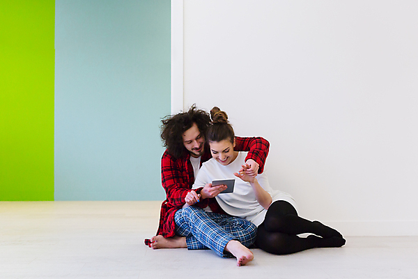 포토 JPG 해외이미지 라이프스타일 커플 남자 행복 결혼 인터넷 통신 남편 바닥 아파트 주택 함께함 사랑 미소 웃음 앉기 사람없음 태블릿 알약 디지털 스크린 낭만 터치 관찰 아내 네트워크 이메일 연결 만족 와이파이 나눔 소셜미디어 히스테리 해외포토 감정 컨셉 관계 모션 표정 사람 이벤트 건물 생활 전자제품 스마트기기 약 무선인터넷 파일형식 이미지허브