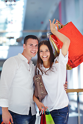 포토 JPG 해외이미지 라이프스타일 커플 여자 남자 행복 미소 들기 상반신 성인 두명 쇼핑 쇼핑백 기쁨 쇼핑몰 성인만 해외포토 감정 가방 관계 모션 표정 사람 생활 파일형식 이미지허브