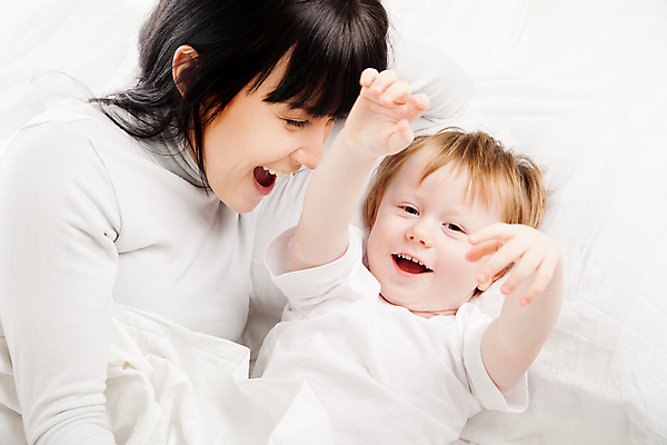 포토 JPG 해외이미지 백인 라이프스타일 응시 여자 행복 얼굴 어린이 가족 놀이 엄마 친절 함께함 건강 사랑 미소 웃음 사람 두명 기쁨 침실 육아 흰색 침대 아기 신생아 잡기 작음 거짓말 돌봄 해외포토 서양인 시선 감정 컬러 가구 컨셉 관계 모션 표정 생활 신체부위 크기 파일형식 이미지허브