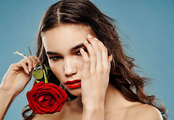 포토 JPG 해외이미지 백인 여자 포즈 한명 들기 상반신 성인 앞모습 화장 뷰티 장미 얼굴가리기 성인여자한명만 해외포토 서양인 1 꽃 뷰포인트 모션 사람 가림 여자한명만 성인여자만 파일형식 이미지허브