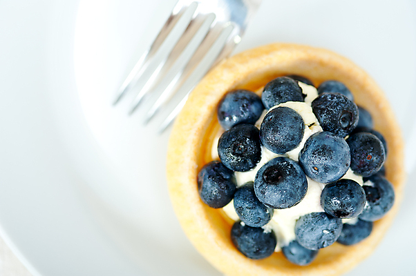 포토 JPG 해외이미지 포크 디저트 실내 사람없음 하이앵글 블루베리 과일타르트 타르트 해외포토 식기 음식 빵 뷰포인트 과일 내부 파이_빵 파일형식 이미지허브