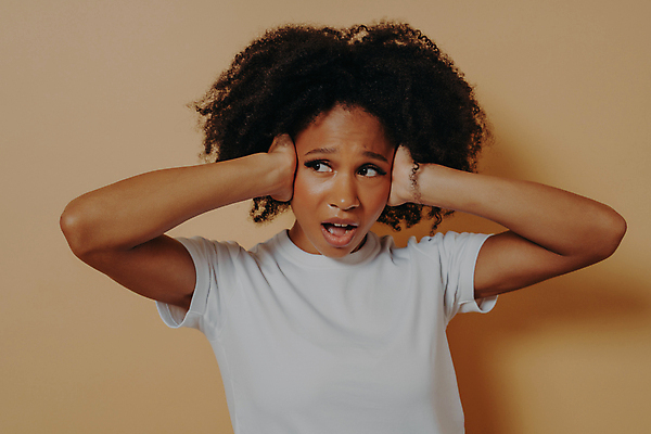 포토 JPG 해외이미지 모델 손 여자 감정 얼굴 벽 분홍색 백그라운드 스트레스 관리 한명 성인 머리 유행 침묵 소리 듣기 고통 슬픔 덮개 분노 짜증 표현 두통 귀 불행 시끄러움 문제 고립 부정적 비명 편두통 해외포토 1 컬러 모션 사람 신체부위 뚜껑 질병 파일형식 이미지허브