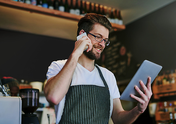 포토 JPG 해외이미지 응시 남자 사업가 성공 한명 웃음 들기 성인 앞모습 상점 카페 사장 직원 자영업 통화 성인남자한명만 소상공인 해외포토 직업 1 시선 뷰포인트 컨셉 비즈니스 모션 표정 사람 경제 상인 남자한명만 성인남자만 파일형식 이미지허브