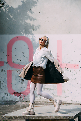 포토 JPG 해외이미지 백인 라이프스타일 여자 행복 얼굴 음악 인터넷 노래 휴식 거리 부츠 한명 사람 야외 여름 스마트폰 금발 선글라스 뷰티 유행 헤드폰 듣기 가을 흰색 표현 가죽 무선전화기 스타일 힙스터 해외포토 서양인 1 헤어스타일 계절 패션 감정 안경 컬러 음향기기 신발 컨셉 모션 문화예술 생활 신체부위 핸드폰 스마트기기 전화기 파일형식 이미지허브