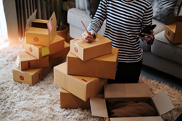 포토 JPG 해외이미지 여자 포장 사업가 한명 들기 상반신 성인 앞모습 스마트폰 쌓기 기록 작업 비즈니스우먼 사장 택배상자 성인여자한명만 해외포토 직업 1 뷰포인트 비즈니스 모션 사람 핸드폰 스마트기기 상자 직장인 택배 여자한명만 성인여자만 파일형식 이미지허브