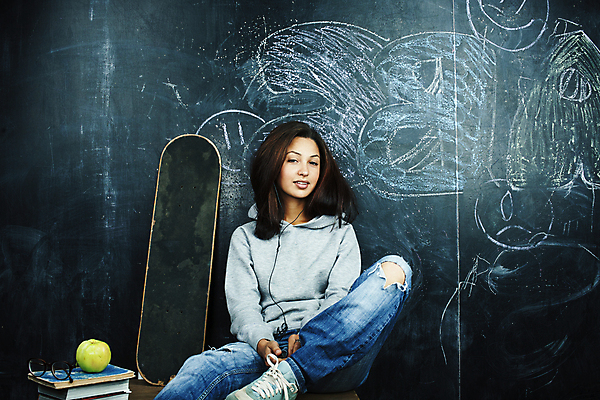 포토 JPG 해외이미지 백인 1 학생 응시 여자 교육 행복 어린이 벽 백그라운드 학교 휴식 매달리기 한명 서기 미소 사람 10대 책 초록색 칠판 닫기 중앙 사과 시원함 문제 히스패닉 나쁜 옛날 진짜 힙스터 해외포토 서양인 시선 패션 감정 컬러 컨셉 과일 모션 청소년 표정 파일형식 이미지허브