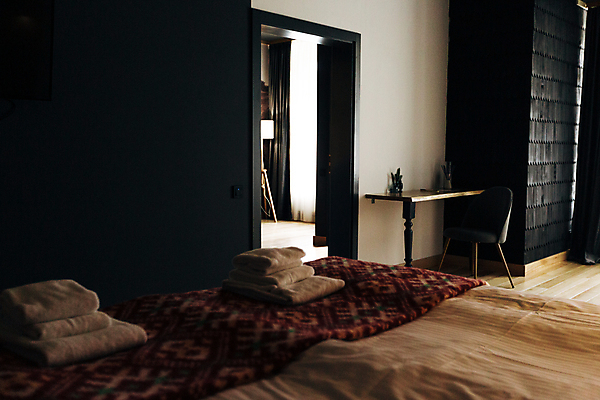 포토 JPG 해외이미지 디자인 벽 가구 백그라운드 장신구 창문 베개 호텔 휴가 휴식 아파트 프레임 실내 사람없음 내부 목재 장식 빛 수건 침실 방 흰색 침대 램프 직물 신선 잠 클래식 고급 서비스 만족 휴양지 부드러움 리빙 내추럴 정리함 스타일 해외포토 나무 감정 컬러 생활용품 컨셉 재료 침구 숙소 조명 주택 위생용품 장소 감각 파일형식 이미지허브