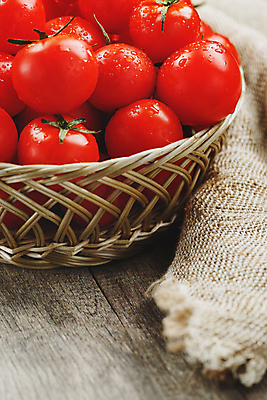 포토 JPG 해외이미지 토마토 방울토마토 실내 사람없음 바구니 물방울 삼베 가득함 담기 나무배경 해외포토 백그라운드 채소 모션 내부 파일형식 천_직물 이미지허브