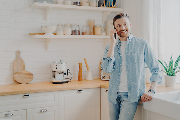 포토 JPG 해외이미지 백인 라이프스타일 외관 옷 남자 통신 모바일 수염 아파트 주택 세포 실내 말하기 대화 한명 서기 사람 성인 스마트폰 핸드폰 주방 외침 듣기 잡기 작업 비즈니스맨 연결 무선전화기 전화기 무선 고객 바쁨 부름 문제 채팅 해외포토 서양인 1 비즈니스 모션 내부 건물 생활 전자제품 스마트기기 소리 직장인 파일형식 이미지허브