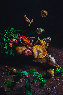 포토 JPG 해외이미지 계절 음식 백그라운드 잎 다이어트 재료 자연 탁자 건강 요리 사람없음 목재 장식 빨간색 초록색 컬러풀 갈색 바구니 식당 식사 버섯 침묵 수확 흰색 시골 신선 칼 숲 자르기 먹기 오브젝트 유기농 질감 날것 레시피 내추럴 그물버섯 식용 맛있는 해외포토 나무 식물 웰빙 컬러 가구 농업 모션 상점 소리 생태계 파일형식 이미지허브