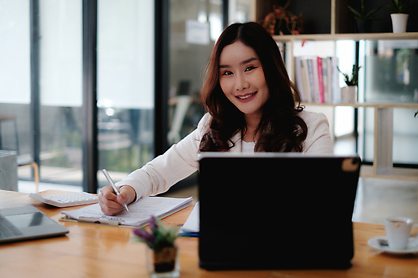 포토 JPG 해외이미지 직업 학생 교육 인터넷 사업가 회의 직장 실내 대화 한명 미소 노트북 스크린 헤드폰 공책 작업 비즈니스우먼 네트워크 그룹 연결 토론 종업원 사이버 무선전화기 고객 스마트 책상 동료 경영자 면접 부름 멀리 온라인 동영상 채팅 프리랜서 가상 해외포토 1 여자 음향기기 가구 컨셉 회사 비즈니스 관계 모션 문구용품 표정 말하기 사람 내부 전자제품 직장인 전화기 리더 파일형식 이미지허브