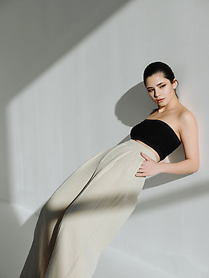 포토 JPG 해외이미지 모델 여자 패션 실내 그림자 한명 상반신 성인 옆모습 기댐 우아함 탱크톱 주머니손 스타일링 성인여자한명만 와이드팬츠 해외포토 1 뷰포인트 컨셉 상의 바지 모션 사람 내부 여자한명만 성인여자만 파일형식 이미지허브