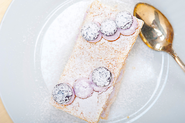 포토 JPG 해외이미지 디저트 실내 사람없음 숟가락 블루베리 슈가파우더 밀푀유 해외포토 음식 과일 수저 내부 파일형식 이미지허브