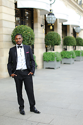 포토 JPG 해외이미지 모델 1 라이프스타일 옷 남자 행복 포즈 백그라운드 셔츠 비즈니스 성공 나비넥타이 거리 한명 사람 정장 성인 야외 건물 유행 검은색 코트 도시 비즈니스맨 클래식 우아함 스타일 해외포토 건축물 감정 컬러 컨셉 상의 넥타이 생활 외투 직장인 파일형식 이미지허브