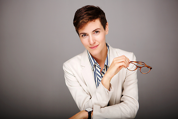 포토 JPG 해외이미지 백인 모델 직업 1 라이프스타일 응시 여자 행복 안경 얼굴 벽 백그라운드 비즈니스 한명 미소 사람 성인 뷰티 유행 회색 흰색 표현 잡기 비즈니스우먼 자신감 시원함 스타일 카피스페이스 해외포토 서양인 시선 잡화 감정 컬러 모션 표정 생활 신체부위 공백 직장인 파일형식 이미지허브