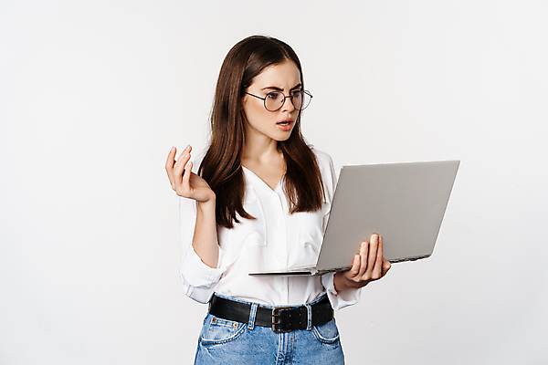 포토 JPG 해외이미지 서양인 응시 여자 사업가 갈색머리 한명 들기 상반신 성인 앞모습 노트북 컴퓨터 비즈니스우먼 컨설턴트 성인여자한명만 안경낌 해외포토 외국인 직업 1 헤어스타일 시선 안경 뷰포인트 비즈니스 모션 사람 전자제품 직장인 전문직 상담 여자한명만 성인여자만 파일형식 이미지허브