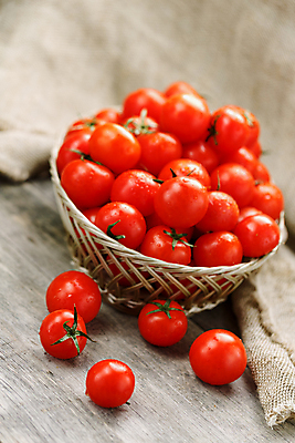 포토 JPG 해외이미지 토마토 방울토마토 실내 사람없음 바구니 삼베 가득함 담기 나무배경 해외포토 백그라운드 채소 모션 내부 파일형식 천_직물 이미지허브