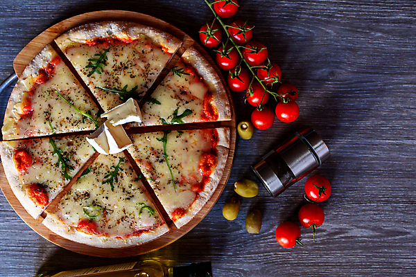 포토 JPG 해외이미지 스튜디오촬영 전통 음식 조각 백그라운드 토마토 채소 부분 탁자 치즈 피자 패스트푸드 건강 요리 사람없음 목재 가로 빨간색 식사 저녁식사 이탈리아 껍질 시골 신선 원형 클래식 맛 굽기 지중해 허브 향신료 속도 반죽 바질 점심식사 마르게리타피자 모짜렐라치즈 채식주의자 핸드메이드 맛있는 해외포토 도형 나무 식물 유럽 바다 컬러 가구 컨셉 재료 유제품 서양음식 실내 인스턴트 구이 채식 향미료 파일형식 이미지허브