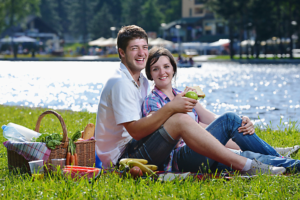 포토 JPG 해외이미지 주간 전신 백인 라이프스타일 커플 공원 여자 남자 행복 안기 휴식 함께함 미소 앉기 성인 야외 두명 옆모습 소풍 소풍바구니 성인만 해외포토 자연요소 서양인 공공시설 감정 뷰포인트 컨셉 관계 모션 표정 사람 생활 야외활동 바구니 파일형식 이미지허브