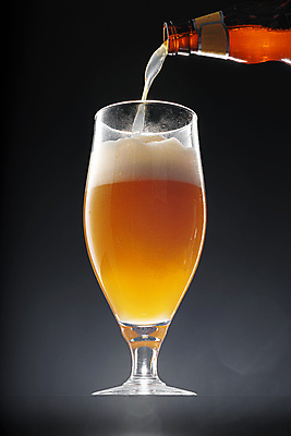포토 JPG 해외이미지 검은배경 맥주 실내 사람없음 붓기 맥주잔 맥주병 해외포토 백그라운드 술잔 모션 술병 주류 내부 검은색 파일형식 이미지허브