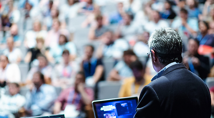 포토 JPG 해외이미지 남자 실내 한명 상반신 성인 뒷모습 아웃포커스 비즈니스맨 강의 강당 세미나 성인남자한명만 해외포토 1 뷰포인트 비즈니스 촬영기법 사람 내부 직장인 남자한명만 성인남자만 파일형식 이미지허브