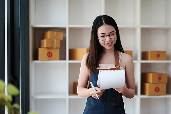포토 JPG 해외이미지 여자 사업가 한명 들기 상반신 성인 앞모습 공책 작업 비즈니스우먼 사장 성인여자한명만 안경낌 해외포토 직업 1 안경 뷰포인트 비즈니스 모션 문구용품 사람 직장인 여자한명만 성인여자만 파일형식 이미지허브