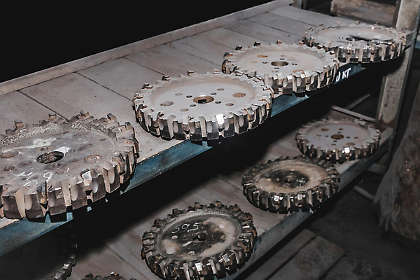 포토 JPG 해외이미지 산업 백그라운드 사람없음 쌓기 상점 금속 기계 장비 흰색 기구 공구 업무 원형 칼날 칼 제조 자르기 철 목수 묘사 날카로움 치수 방앗간 송곳 철강 커터 핸드메이드 해외포토 도형 직업 컬러 모션 재질 도구 작업 파일형식 이미지허브