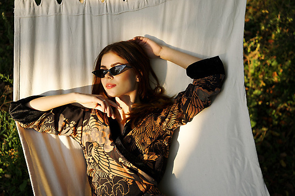 포토 JPG 해외이미지 주간 여자 여유 휴가 휴식 한명 상반신 성인 야외 앞모습 선글라스 눕기 햇빛 해먹 성인여자한명만 해외포토 자연요소 1 감정 안경 뷰포인트 컨셉 모션 사람 태양 침대 여자한명만 성인여자만 파일형식 이미지허브