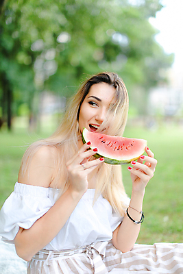 포토 JPG 해외이미지 백인 드레스 유럽 음식 여행 과일 자연 휴식 수박 바나나 한명 앉기 야외 초록색 금발 소풍 직물 편안함 먹기 만족 카피스페이스 해외포토 서양인 1 헤어스타일 옷 감정 나라 컬러 컨셉 모션 사람 야외활동 공백 감각 생태계 파일형식 이미지허브