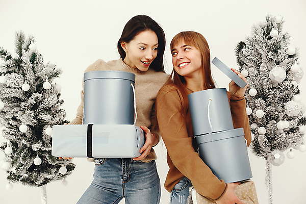 포토 JPG 해외이미지 백인 모델 여자 행복 유럽 얼굴 백그라운드 크리스마스 2 휴가 새로움 기념 갈색머리 실내 선물 미소 사람 소녀 이벤트 성인 두명 장식 파란색 상자 뷰티 파티 유행 축제 놀람 기쁨 흰색 축하 생일 연도 흥분 고립 해외포토 서양인 헤어스타일 기념일 감정 나라 어린이 컬러 컨셉 표정 내부 신체부위 파일형식 이미지허브