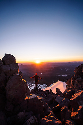 포토 JPG 해외이미지 전신 국립공원 한명 서기 성인 야외 뒷모습 일출 하이킹 캘리포니아 요세미티국립공원 하이커 성인한명만 해외포토 1 공원 뷰포인트 여행 모션 레저 사람 노을 미국 성인만 파일형식 이미지허브