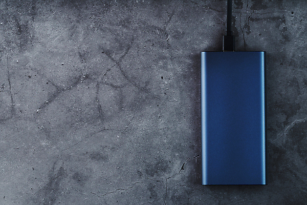 포토 JPG 해외이미지 디자인 백그라운드 컨셉 장신구 탁자 검은배경 모바일 사람없음 야외 스마트폰 핸드폰 알약 디지털 스크린 힘 장비 에너지 흰색 공구 플러그 은색 연결 휴대용 USB 스마트 오브젝트 서비스 전자 충전 고립 베터리 요금 용량 충전기 공급 해외일러스트 컬러 가구 전자제품 스마트기기 약 검은색 기계 도구 파일형식 이미지허브